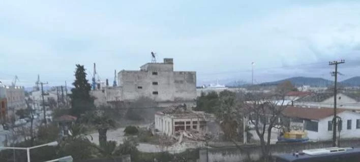 Σε εξέλιξη αστυνομική επιχείρηση για κατεδάφιση κτιρίων της κατάληψης «Τερμίτα» στον Βόλο